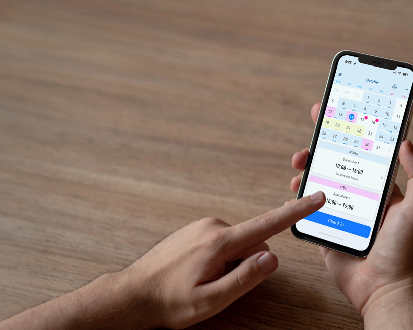Employee using mobile app with calendar view to track work hours – efficient and user-friendly time tracking for payroll and planning.