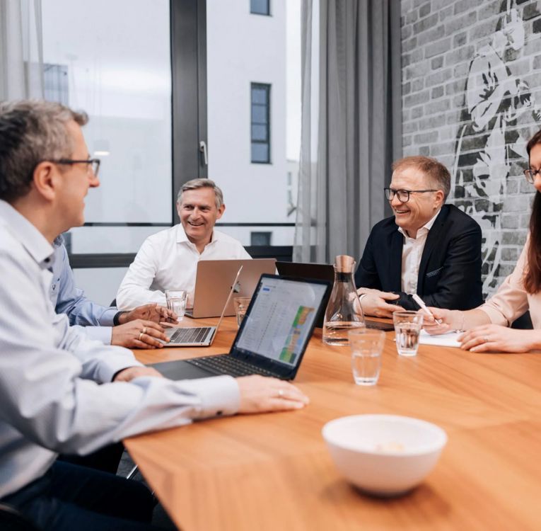 Software4You leadership team in a strategy meeting discussing HR controlling and workforce analytics with integrated Timegrip data on-screen.