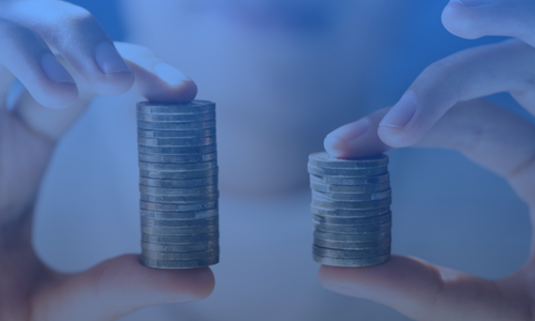 Two hands hold two stacks of coins of different heights, symbolising the EU’s directive on pay transparency and equal pay, with a focus on pay structure.