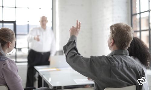 An employee asks questions about time tracking. The employee receives answers to the most frequently asked questions about time tracking and an explanation of the time-tracking legislation.