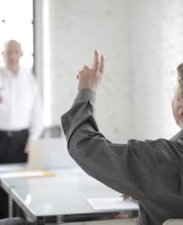 An employee asks questions about time tracking. The employee receives answers to the most frequently asked questions about time tracking and an explanation of the time-tracking legislation.