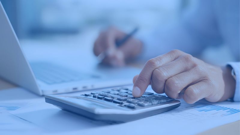 Medarbejder i boligorganisation arbejder med lønberegning ved hjælp af effektiv tidsregistrering