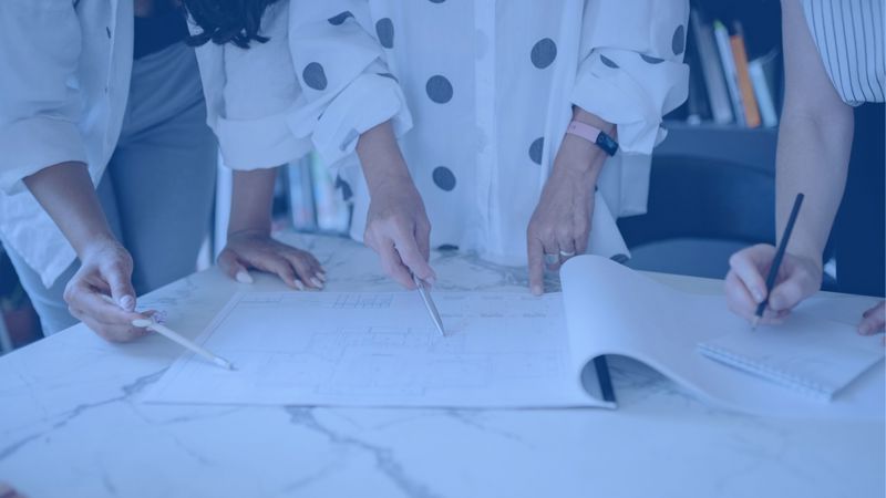 Medarbejdere i boligorganisation arbejder med det administrative arbejder der hører til digitaliseringen af boligorganisationer